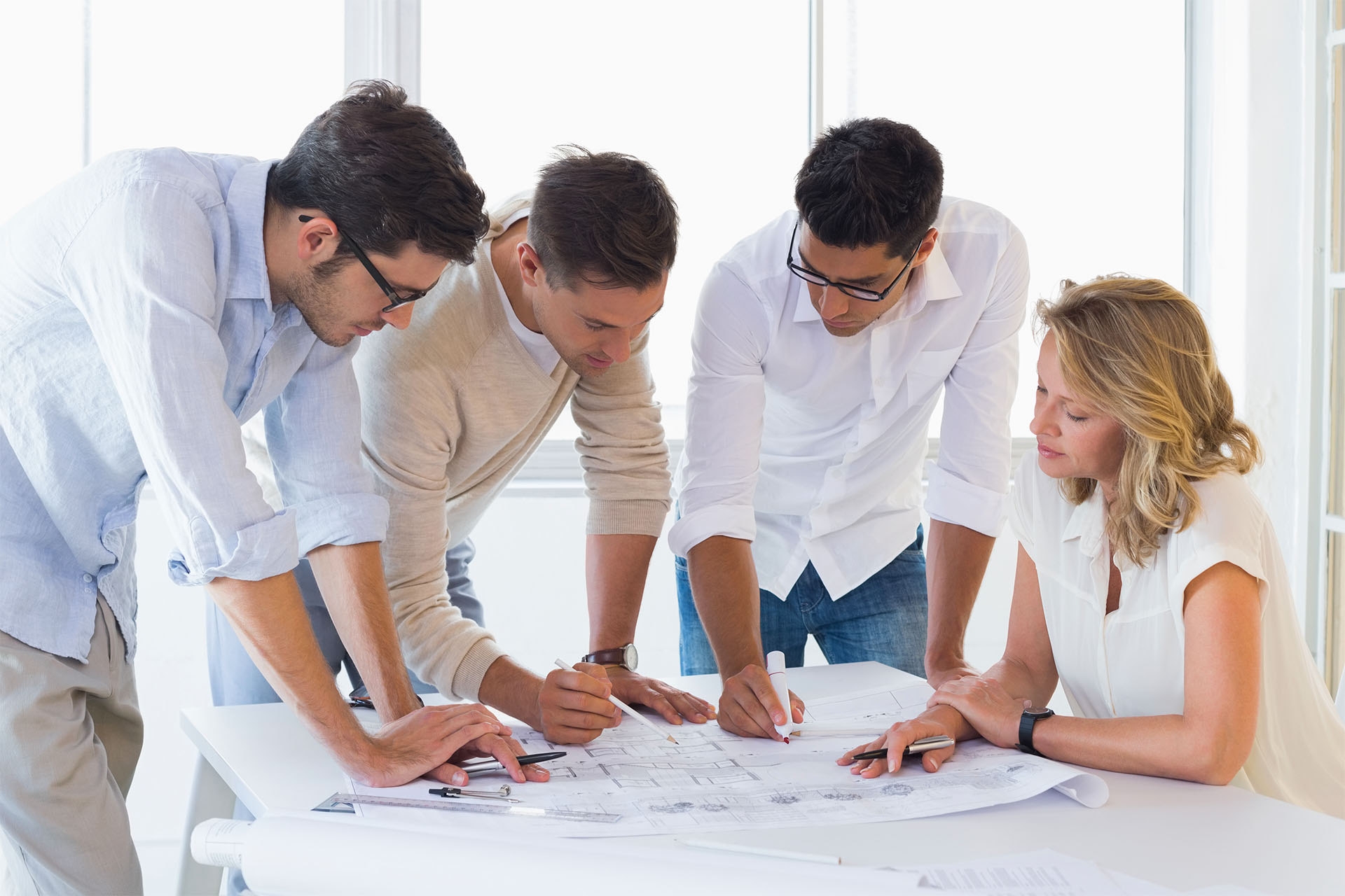 Equipe travaillant sur des plans Equipe travaillant sur des plans